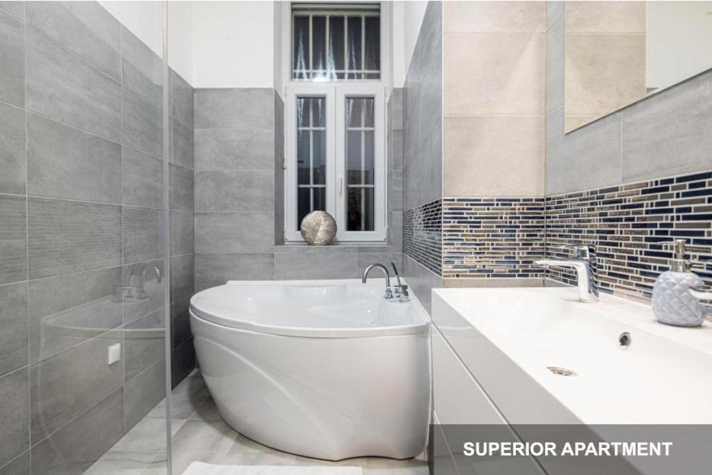 Bpr Agathe Elegant Suite With Parliament View Budapeste Exterior foto
